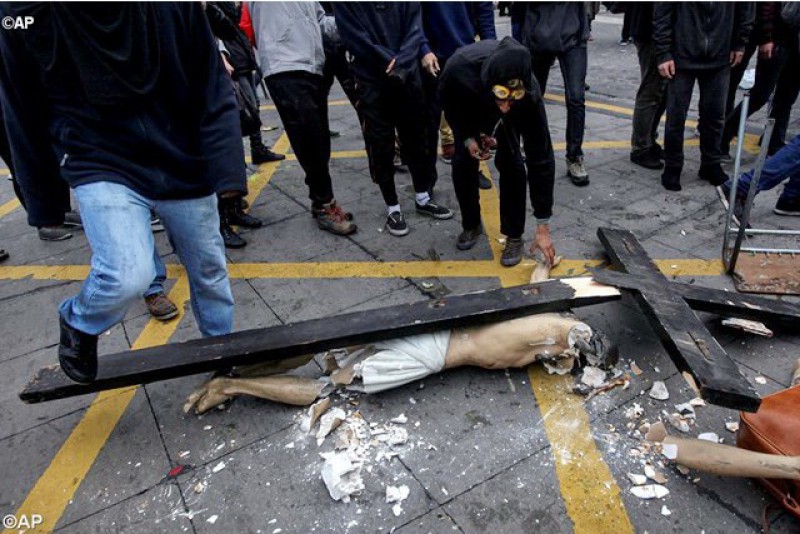 Tượng Chúa chịu nạn ở Santiago bị một số sinh viên phá hủy