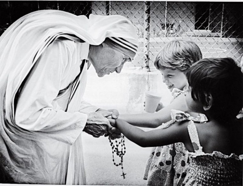 Mẹ Têrêsa Calcutta – Vị thánh của lòng thương xót.