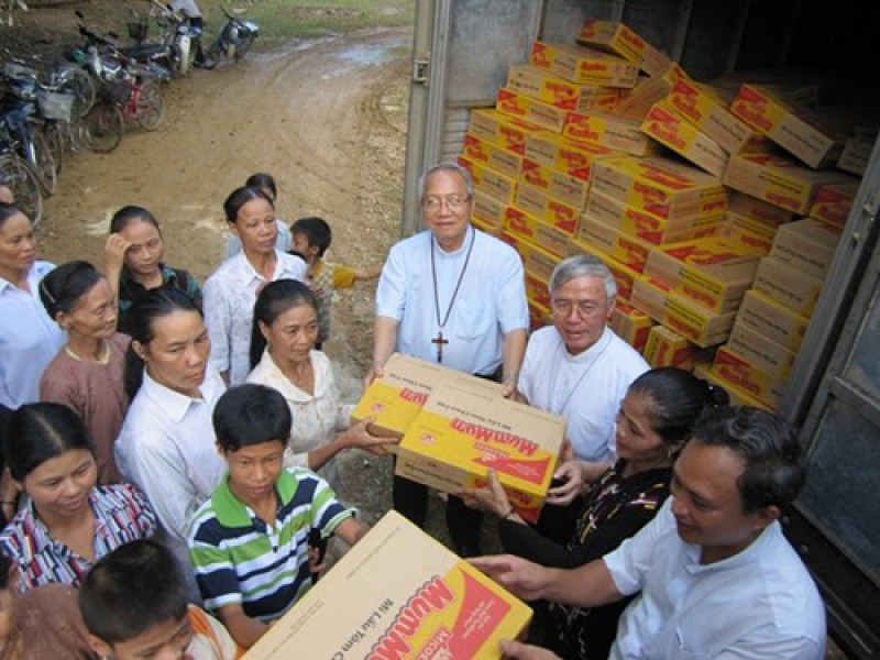 Caritas Việt Nam thăm hỏi và cứu trợ nạn nhân lũ lụt tại giáo phận Vinh