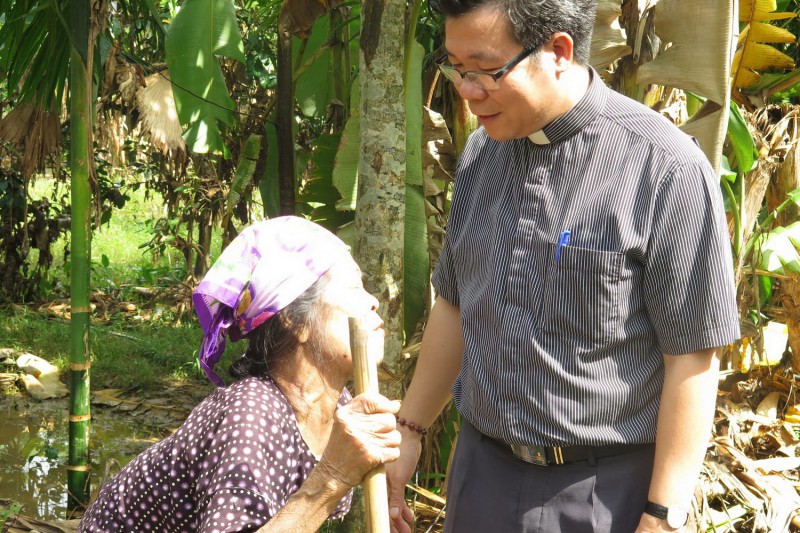 Ban Thường vụ HĐGM Việt Nam đi thăm và cứu trợ đồng bào nạn nhân lũ lụt Miền Trung