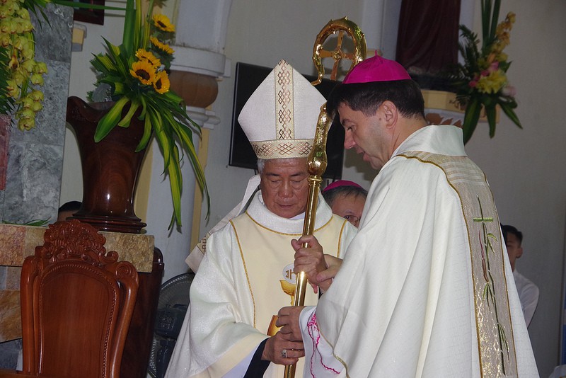 Đức Giám mục Anphong Nguyễn Hữu Long chính thức nhận sứ vụ mục tử Giáo phận Vinh