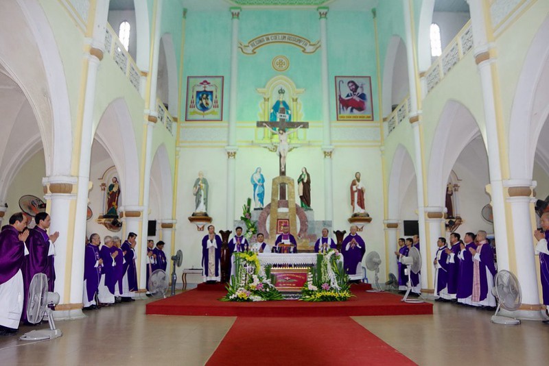 Thánh lễ an táng linh mục Raphael Trần Xuân Nhàn