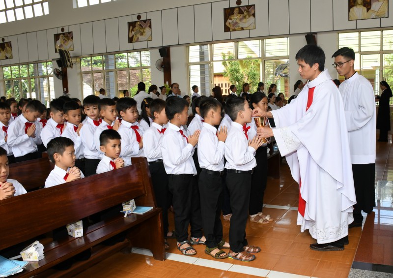 Vinh Hương – 77 em rước lễ lần đầu