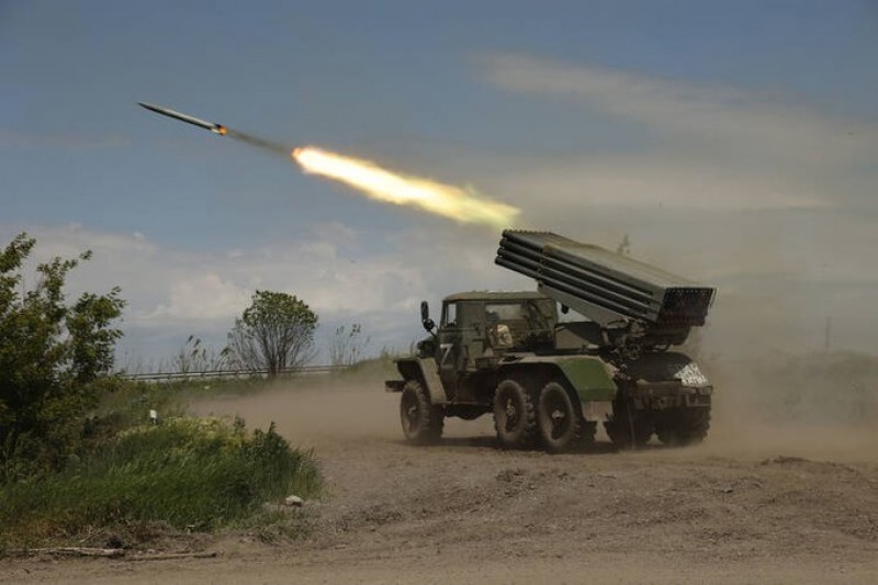 Một bệ phóng tên lửa của lực lượng dân quân Cộng hòa Nhân dân Donetsk bắn từ vị trí không xa Panteleimonivka, trên lãnh thổ Donetsk miền đông Ukraine, ngày thứ bảy 28 tháng 5 năm 2022.