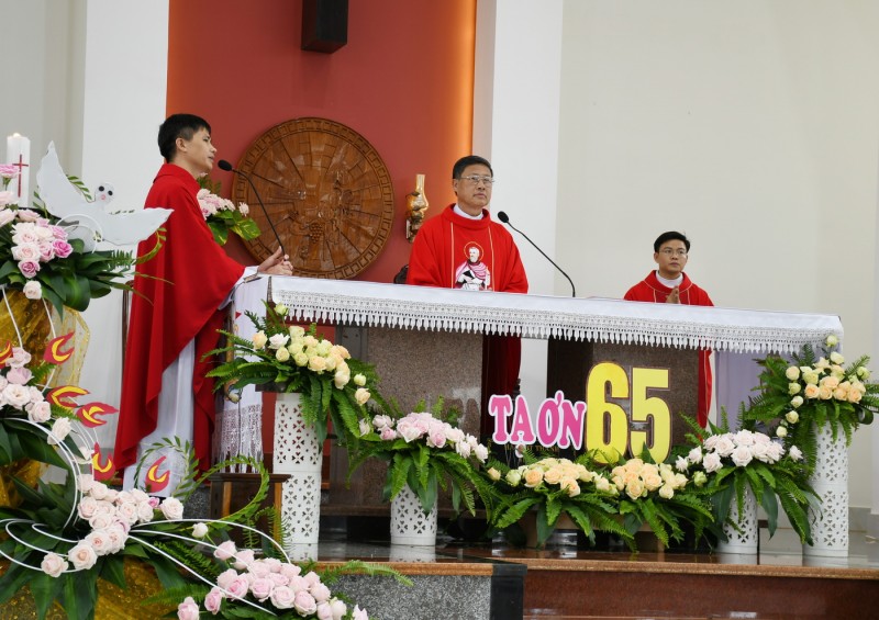 Vinh Hương – Thánh lễ ban Bí tích Thêm sức – Mừng 65 năm thành lập và kỷ niệm 25 năm Cung hiến nhà thờ