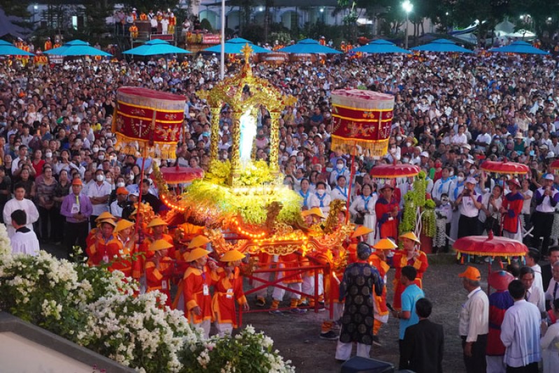 Rước Kiệu và Thánh Lễ mừng kính Đức Mẹ Hồn Xác Lên Trời dịp hành hương La Vang 2022