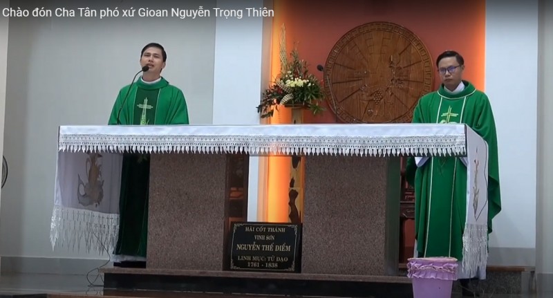 Video - Vinh Hương chào đón Cha Tân phó xứ