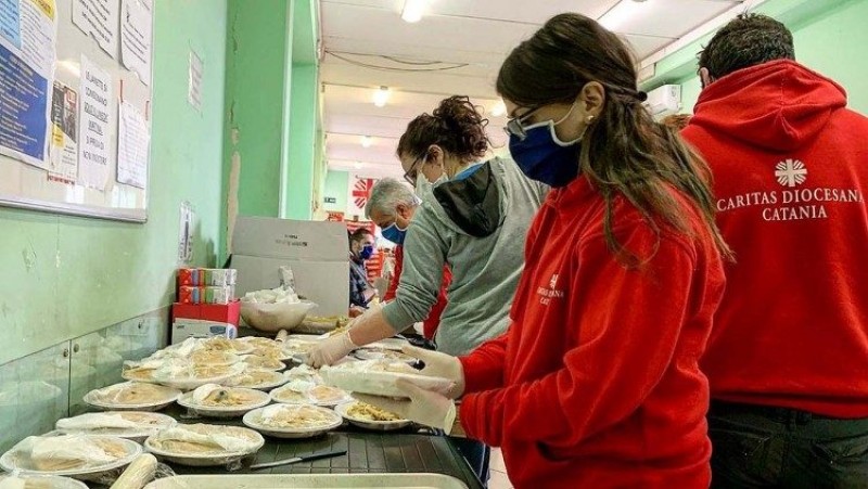 Các nhân viên Caritas Ý chuẩn bị bữa ăn cho người nghèo trong thời đại dịch Covid-19