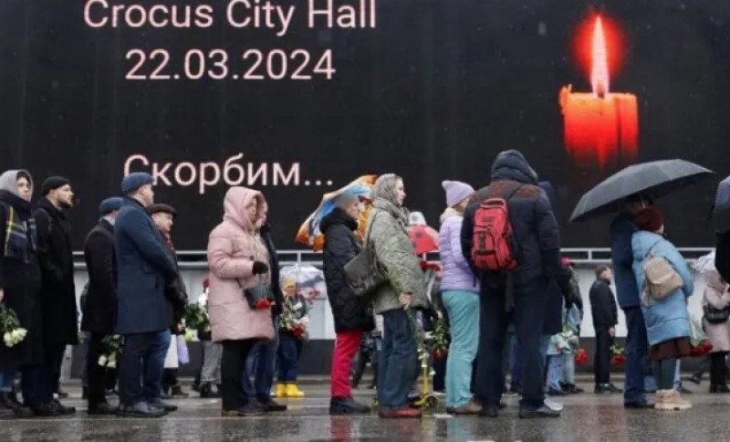 Người dân Matxcơva tưởng niệm các nạn nhân của vụ tấn công ở phòng hòa nhạc Crocus City Hall ngày 22 tháng 3 năm 2024 làm 137 người thiệt mạng.