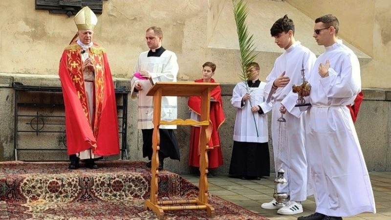Đức cha Mieczyslaw Mokrzycki cử hành Lễ Lá tại Lviv, Ucraina