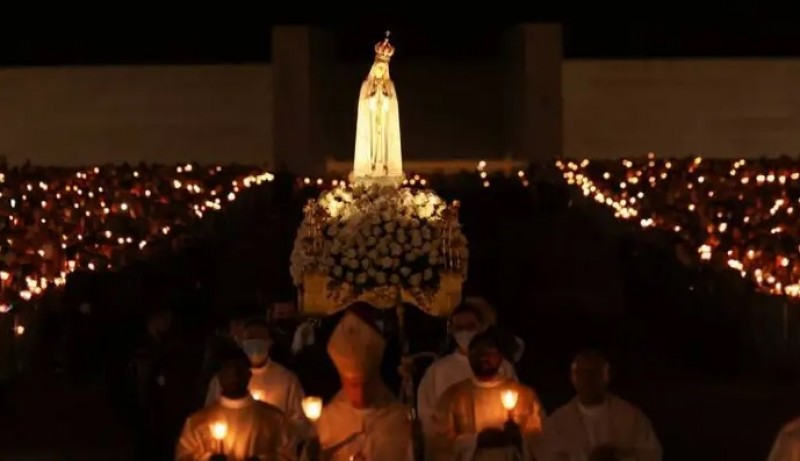 Giáo dân cầm nến ngày 12 tháng 5 năm 2022 tại Đền thánh Đức Mẹ Fatima ở Bồ Đào Nha.