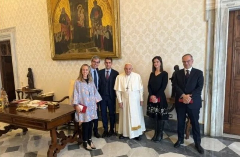Bà Olivia Maurel gặp Đức Phanxicô tại Vatican ngày 4 tháng 4 năm 2024.