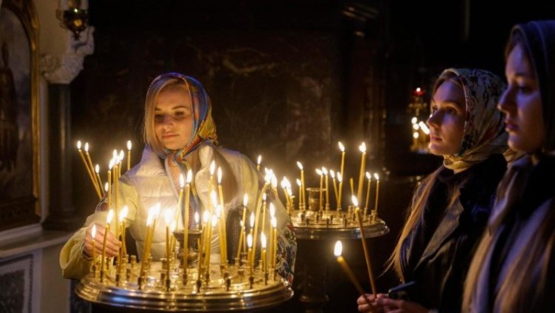 Tín hữu Chính Thống giáo tại nhà thờ Thánh Volodymyr ở Kyiv  (ANSA)