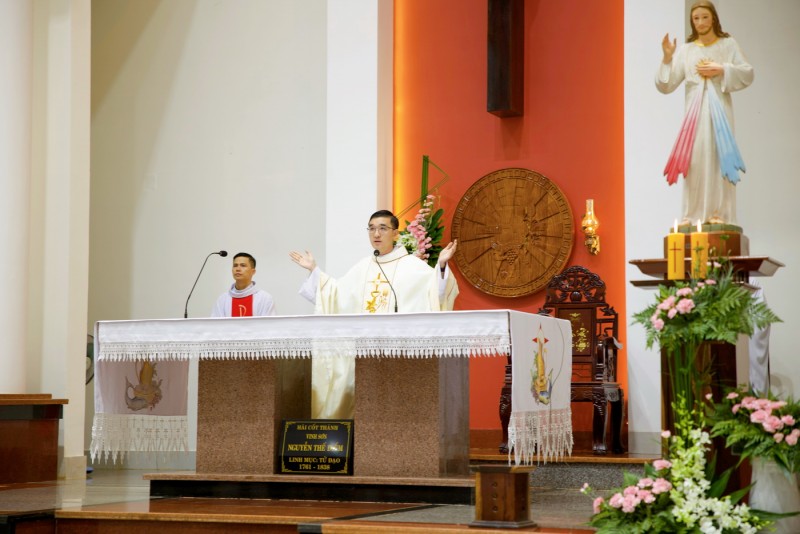 Tân linh mục Phanxicô Assisi Nguyễn Công Điền dâng lễ tạ ơn tại giáo xứ Vinh Hương.