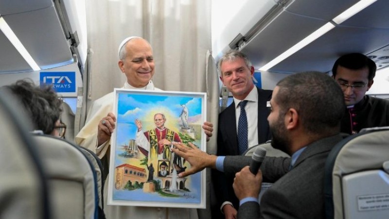 Đức Thánh Cha Lêô XIV nhận một bức tranh do một nhà báo người Libăng tặng