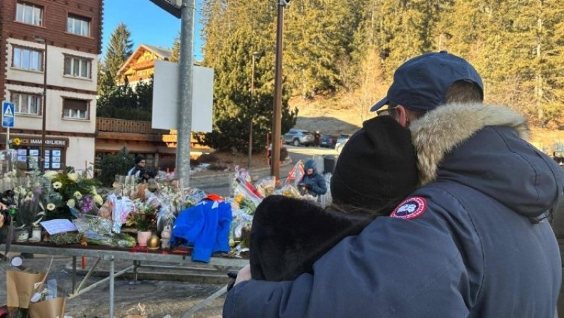 Hoa được đặt trước quán bar Le Constellation ở Crans-Montana, nơi xảy ra vụ hỏa hoạn vào đêm giao thừa.