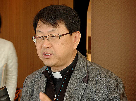 Cha Ignatius Kim Min-soo là thư ký của Uỷ ban  giám mục Hàn Quốc về Truyền Thông Xã Hội.