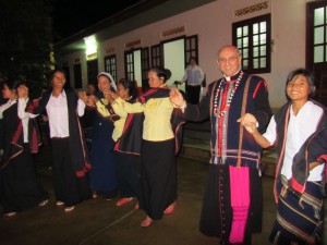 Đức Tổng giám mục Leopoldo Girelli cùng múa hát với người K'Ho tại giáo xứ Langbiang