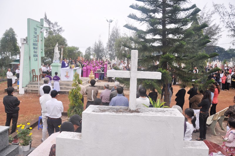 Thánh lễ tại nghĩa trang giáo xứ
