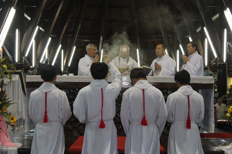 Giáo dân Vinh Hương tham dự Đại Lễ Kính Lòng Thương Xót Chúa tại Giáo phận