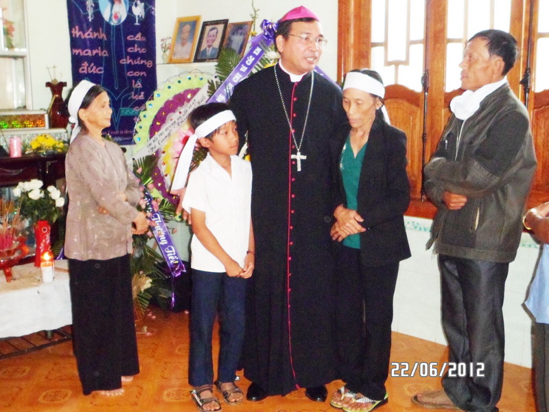 Đức Giám mục Vinh Sơn Nguyễn Văn Bản thăm hỏi gia đình ông bà Nguyễn Văn Cao