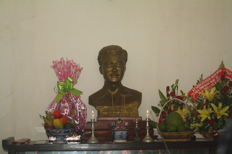 Bàn thờ Hàn Mạc Tử trong nhà lưu niệm ông ở Quy Hòa