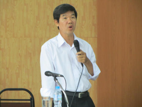 Bác sĩ Giuse Nguyễn Đăng Phấn thuyết trình tại tọa đàm