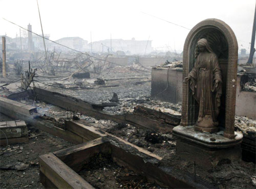 Tượng Đức Mẹ duy nhất còn lại sau vụ cháy và bão Sandy ở Queens, New York