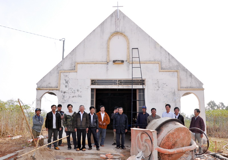 Đội 6 giáo họ Vinh Sơn tu sửa nhà sinh hoạt