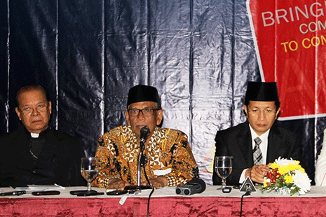 Tổng giám mục Fernando Capalla, Hasyim Muzadi và Nazaruddin Umar phát biểu trước báo giới tại Jakarta