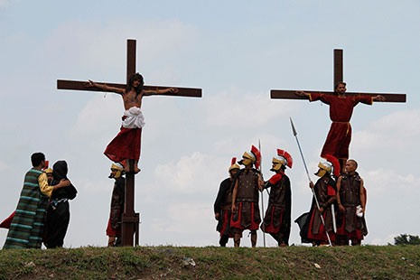 Người Công giáo ở tỉnh Pampanga diễn lại cuộc khổ nạn của Chúa Giêsu - Ảnh: Joe Torres