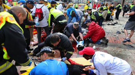 Dù được đào tạo sơ cứu hay không, hàng trăm người vẫn vội vã lao tới hiện trường để tìm kiếm những người bị thương. Ảnh: Getty Images
