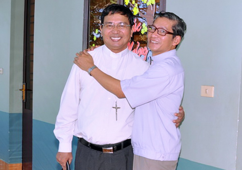 Đức cha Vinh Sơn Nguyễn Văn Bản thăm cha Phaolô vào ngày 29.06.2013, trước khi ngài đi bệnh viện