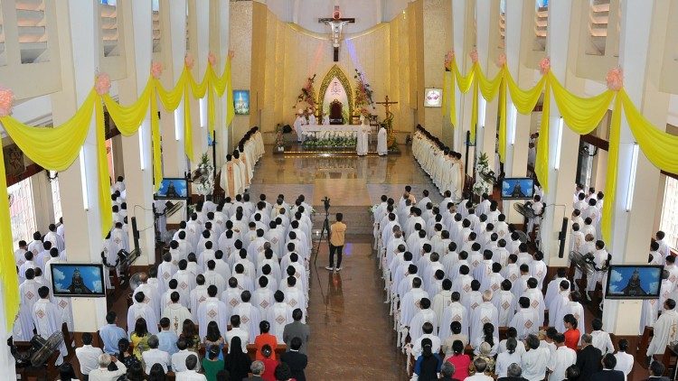 Thánh lễ truyền chức linh mục tại giáo phận Xuân Lộc, Việt Nam, tháng 7/2020