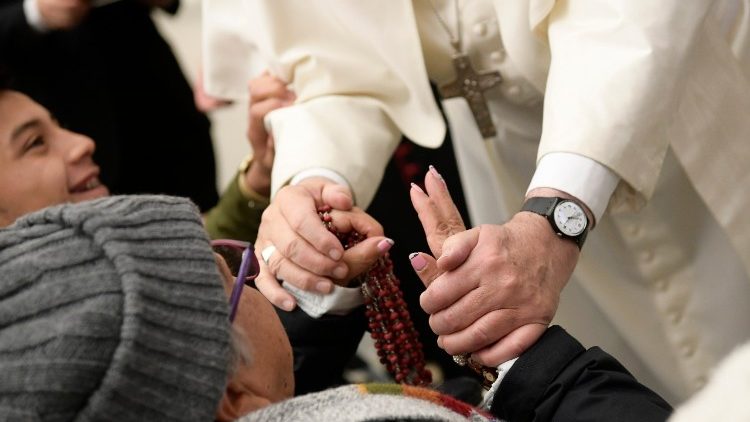 Đức Thánh Cha với một bệnh nhân  (Vatican Media)