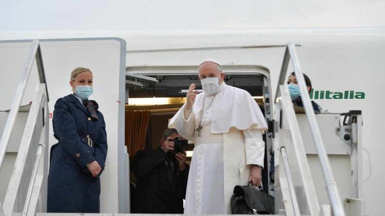 ĐTC tại sân bay Fiumicino/Roma trong chuyến tông du đến Iraq  (Vatican Media)