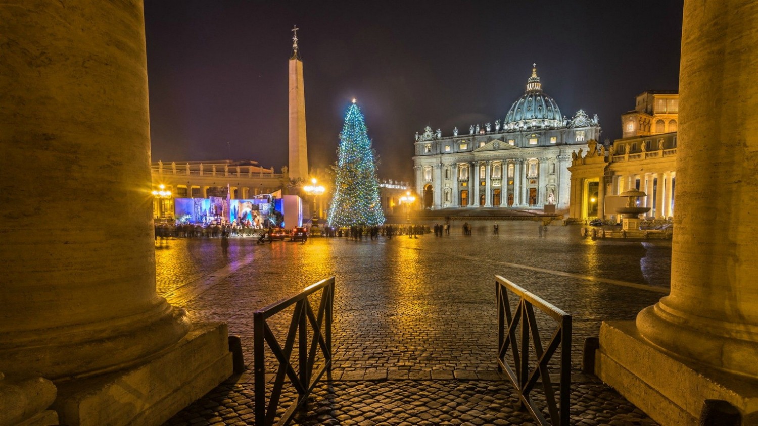 Hình ảnh - Cảnh Giáng Sinh và cây Noël tại Quảng trường Thánh Phêrô năm 2021