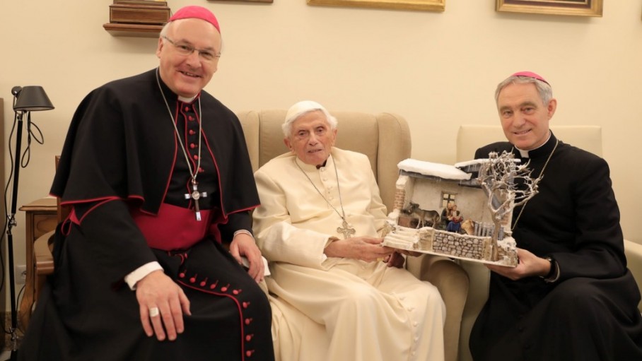 Đức nguyên Giáo hoàng nhận hang đá Giáng sinh miền Bavaria