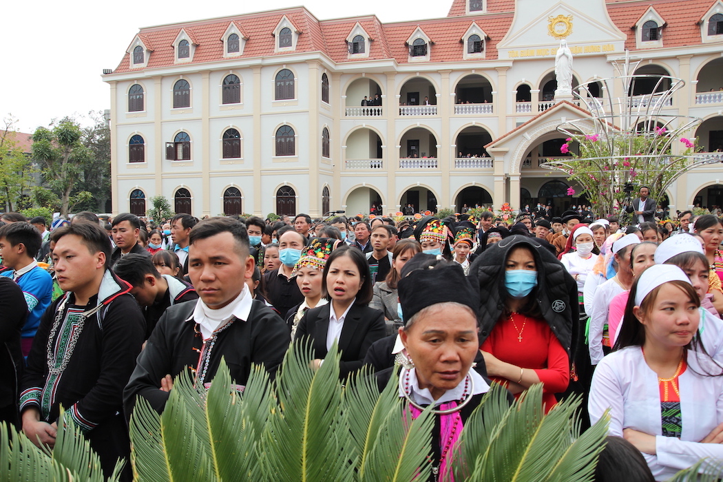 Người dân làng quê miền Bắc Việt Nam trong trang phục truyền thống dự lễ kỷ niệm 125 năm thành lập giáo phận Hưng Hóa tại Tòa Giám mục, tháng 12 năm 2020. (Ảnh: UCA News)