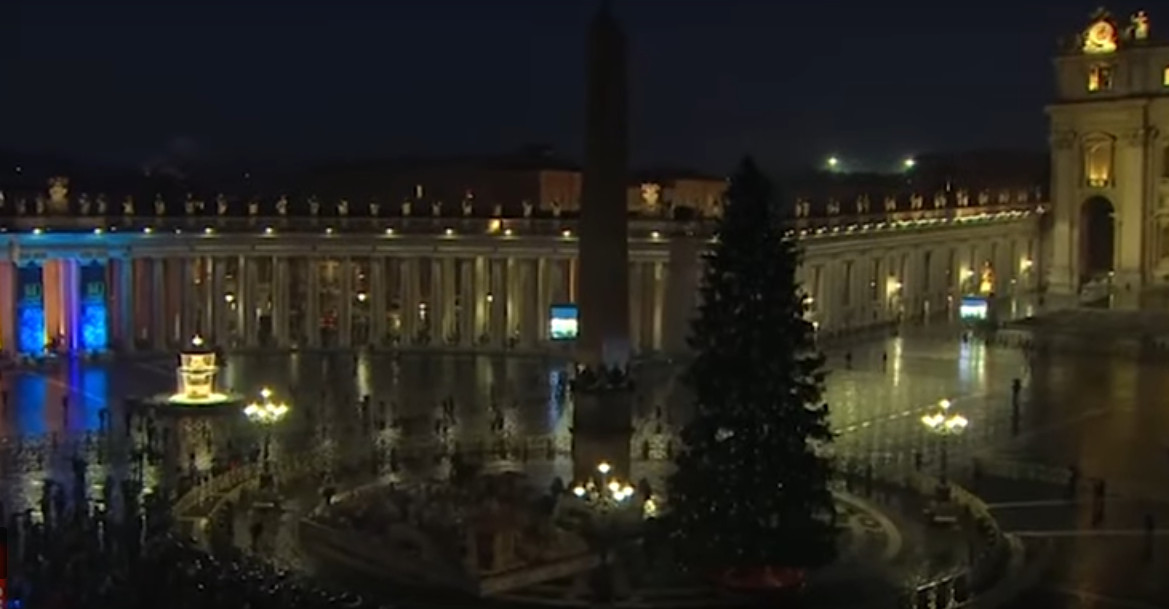 Vatican khánh thành hang đá và thắp sáng cây thông Giáng Sinh tại quảng trường thánh Phêrô