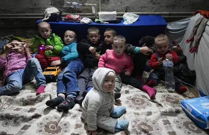 Những em bé Ukraine trong hầm trú bom