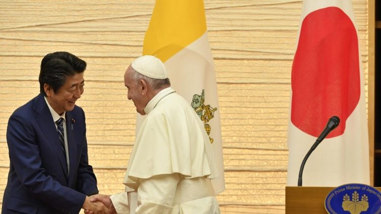 Đức Thánh Cha và cựu Thủ tướng Shinzo Abe trong chuyến tông du năm 2019  (Vatican Media)