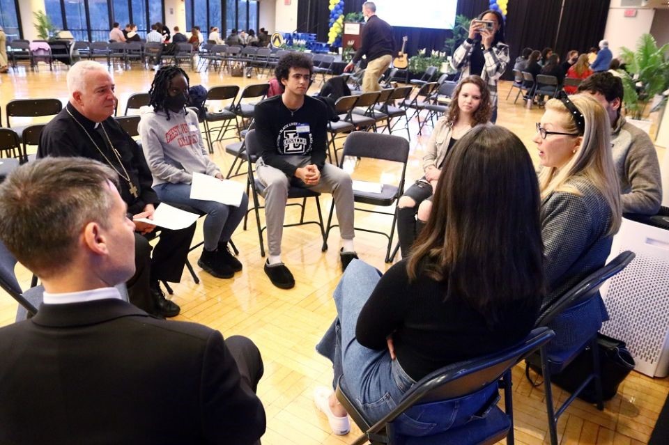 Hình Đức Tổng Giám mục Nelson Pérez (TGP. Philadelphia) cùng tham gia với các sinh viên, giới trẻ và các lãnh đạo mục vụ trong một cuộc họp lắng nghe và góp ý cho Thượng Hội đồng, ngày 04.4.2022, tại Trường Đại học La Salle (CNS/Catholi