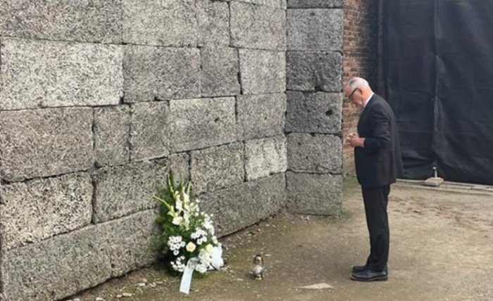 Hồng y Michael Czerny cầu nguyện tại Auschwitz ngày 9 tháng 8