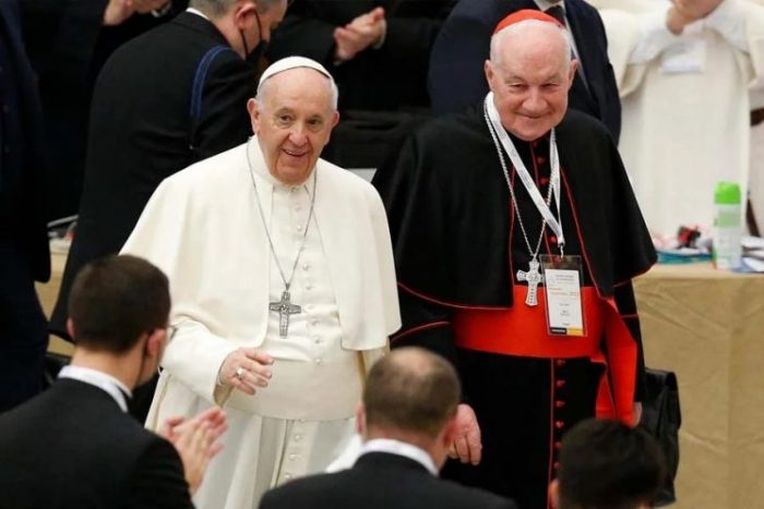 Hồng y Marc Ouellet và Đức Phanxicô trong một hội thảo chuyên đề tại Vatican ngày 17 tháng 2 năm 2022.