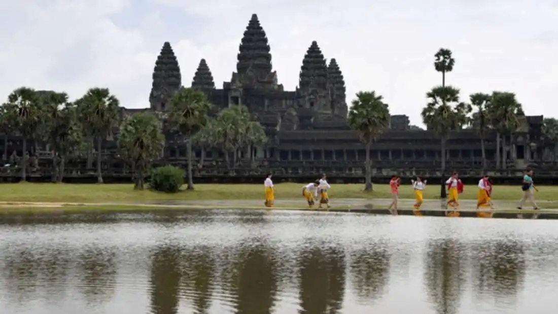 Khách du lịch đi ngang qua ngôi đền Angkor Wat ở tỉnh Siem Reap trong bức ảnh này được chụp vào ngày 12 tháng 10 năm 2020. (Ảnh: AFP)