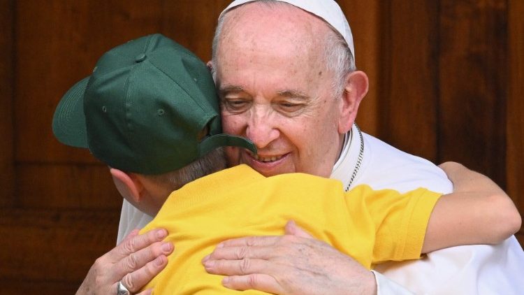 Đức Thánh Cha ôm một em bé Ucraina tị nạn ở Roma