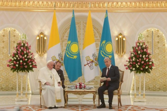 Đức Phanxicô thăm hữu nghị Tổng thống Cộng hòa Kassim-Jomart Tokayev tại phủ tổng thống 13-09-2022.