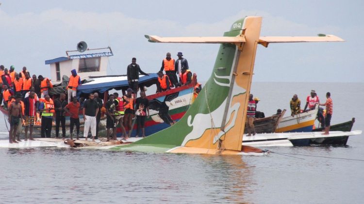 Đức Thánh Cha cầu nguyện cho các nạn nhân của vụ tai nạn máy bay ở Tanzania