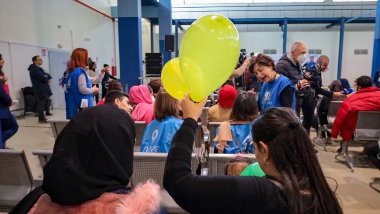 Hơn 150 người tị nạn Afghanistan được chào đón ở Roma qua các hành lang nhân đạo